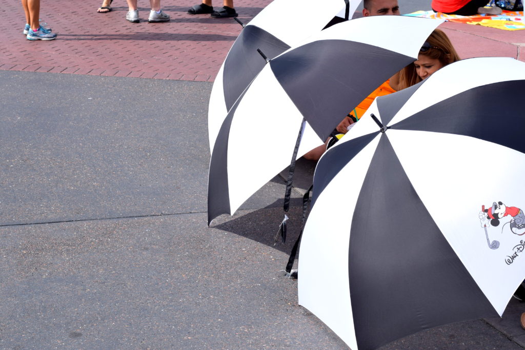 A dica é usar guarda-chuva para se proteger do sol - Calor de quase 40 graus.