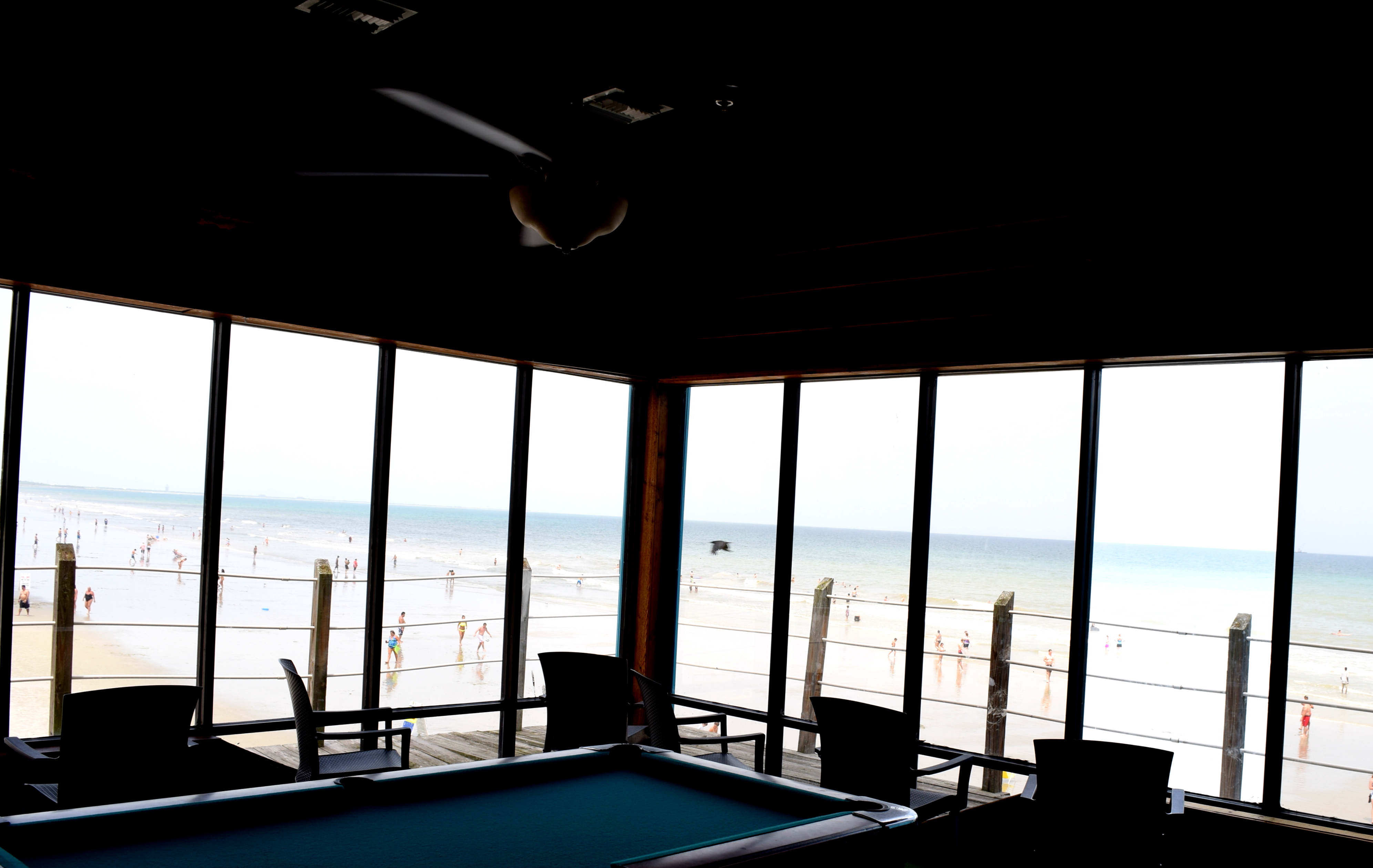 Sala de jogos com vista para o mar. 