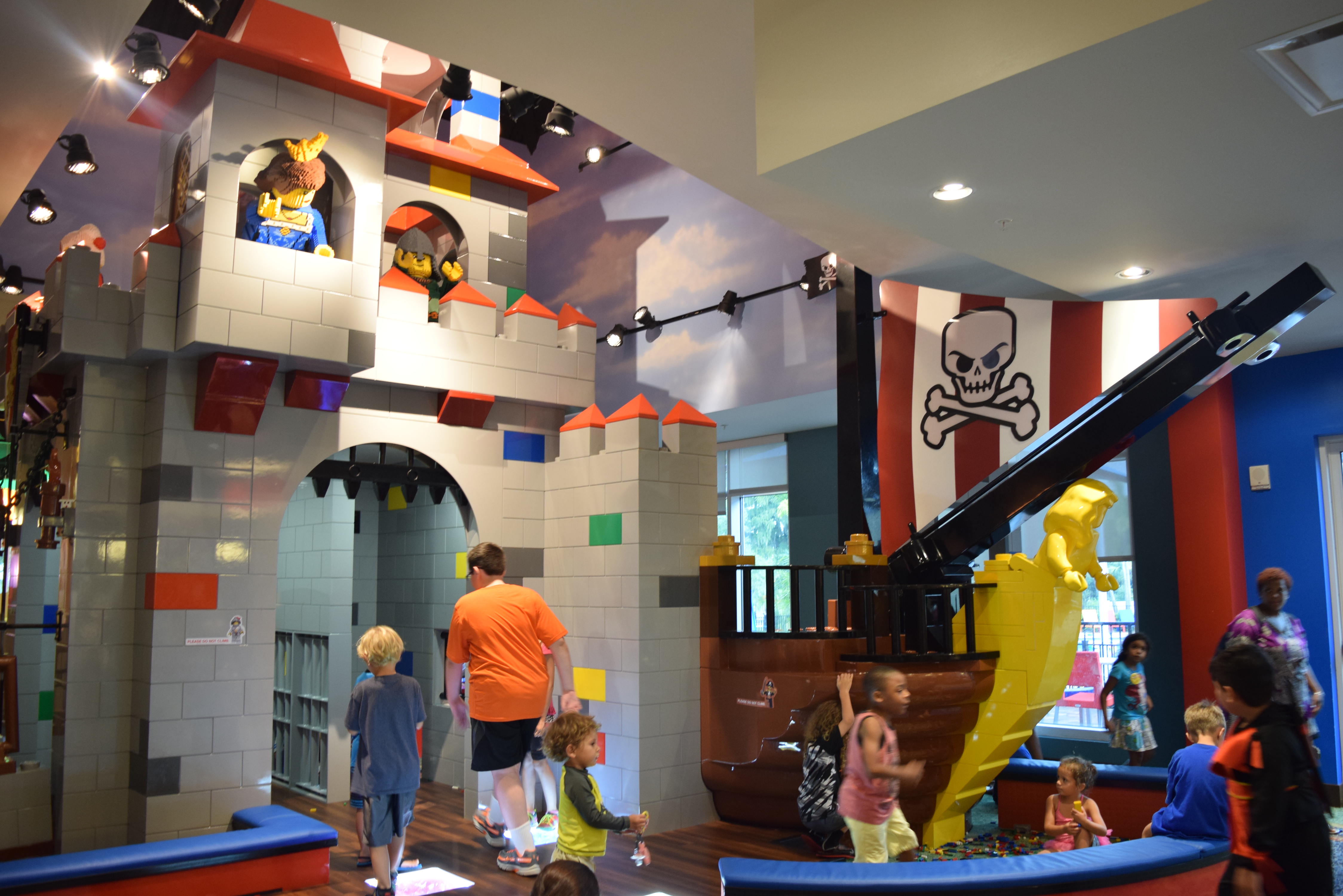 Lobby do hotel - repleto de atrações para as crianças, como cinema, play area e, claro, peças de Lego.