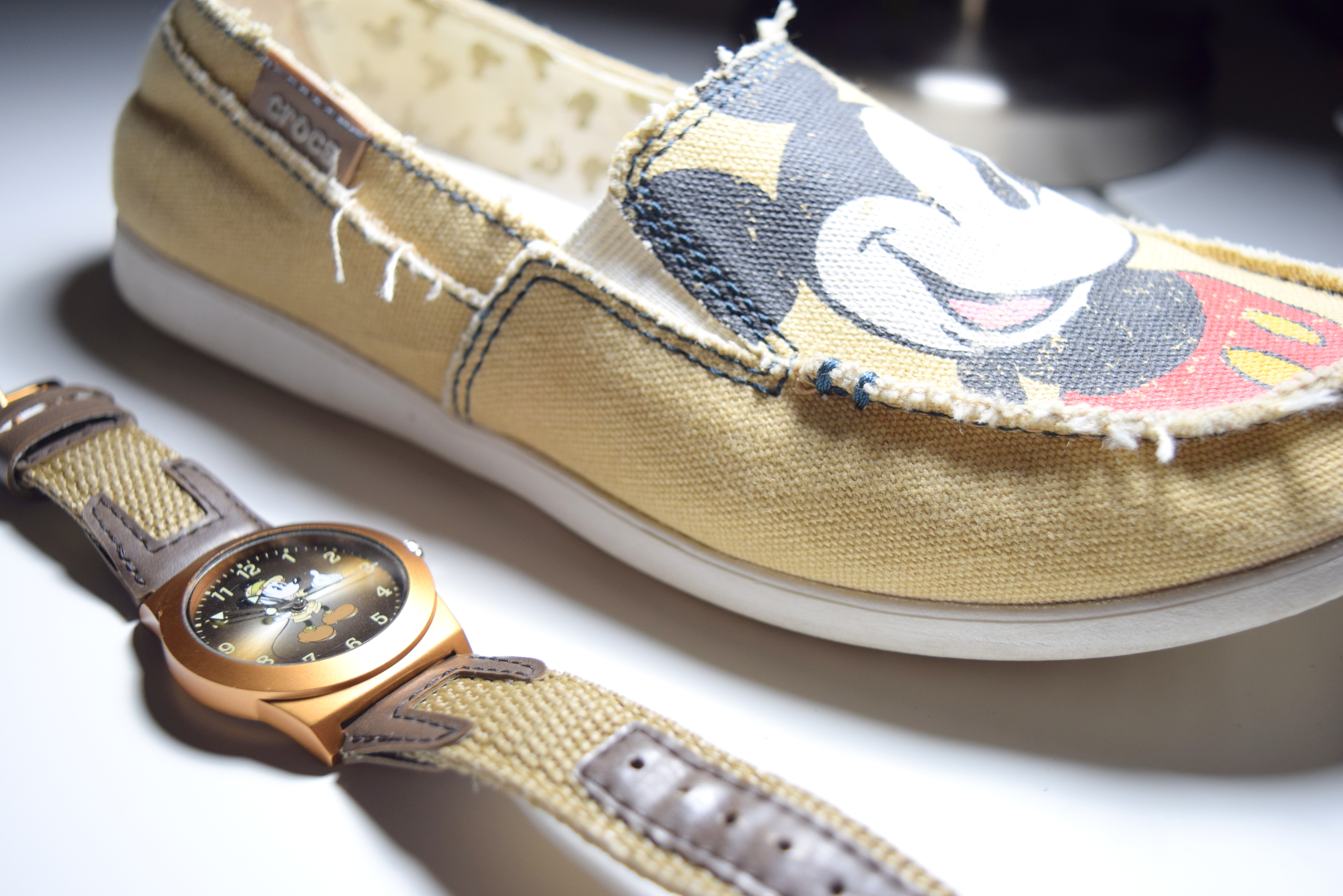 Sapatênis da Crocs comprado na World of Disney e relógio Mickey safári comprado no Animal Kingdom