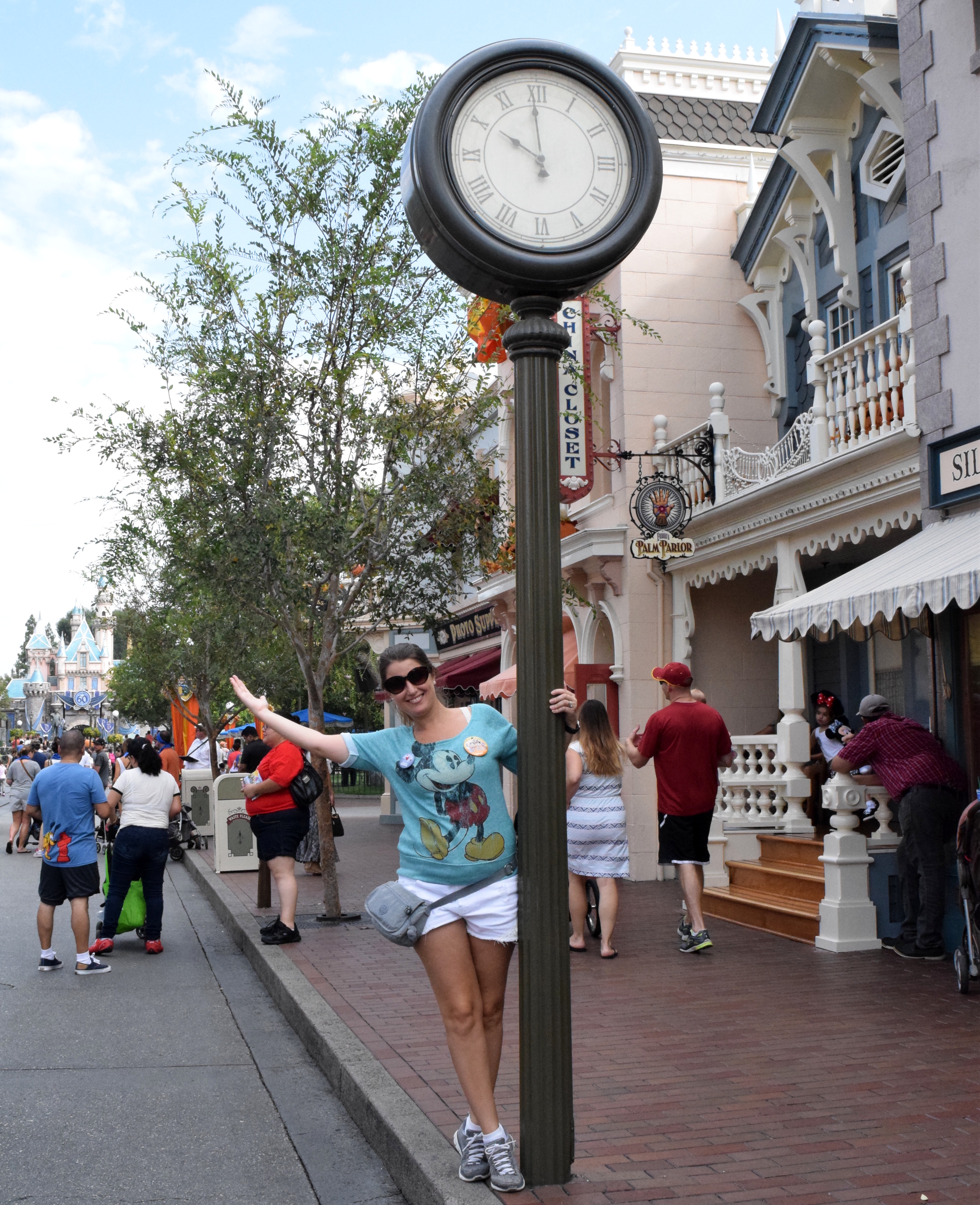 Relógio na Main Street USA, no parque Disneyland.