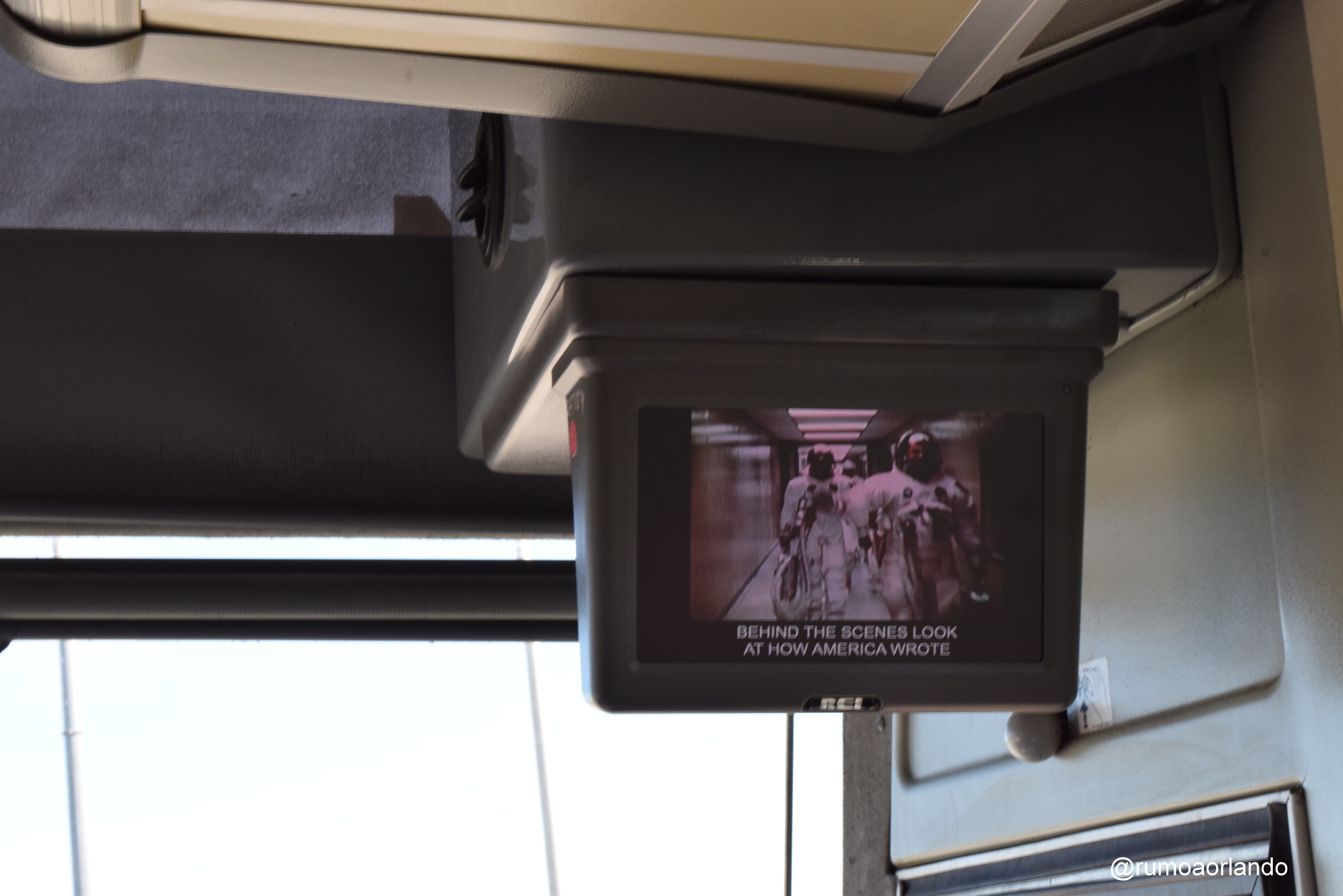 Filme que é apresentado dentro do ônibus (como também é todo em inglês, quem não está adaptado pode sentir um pouco de dificuldade).