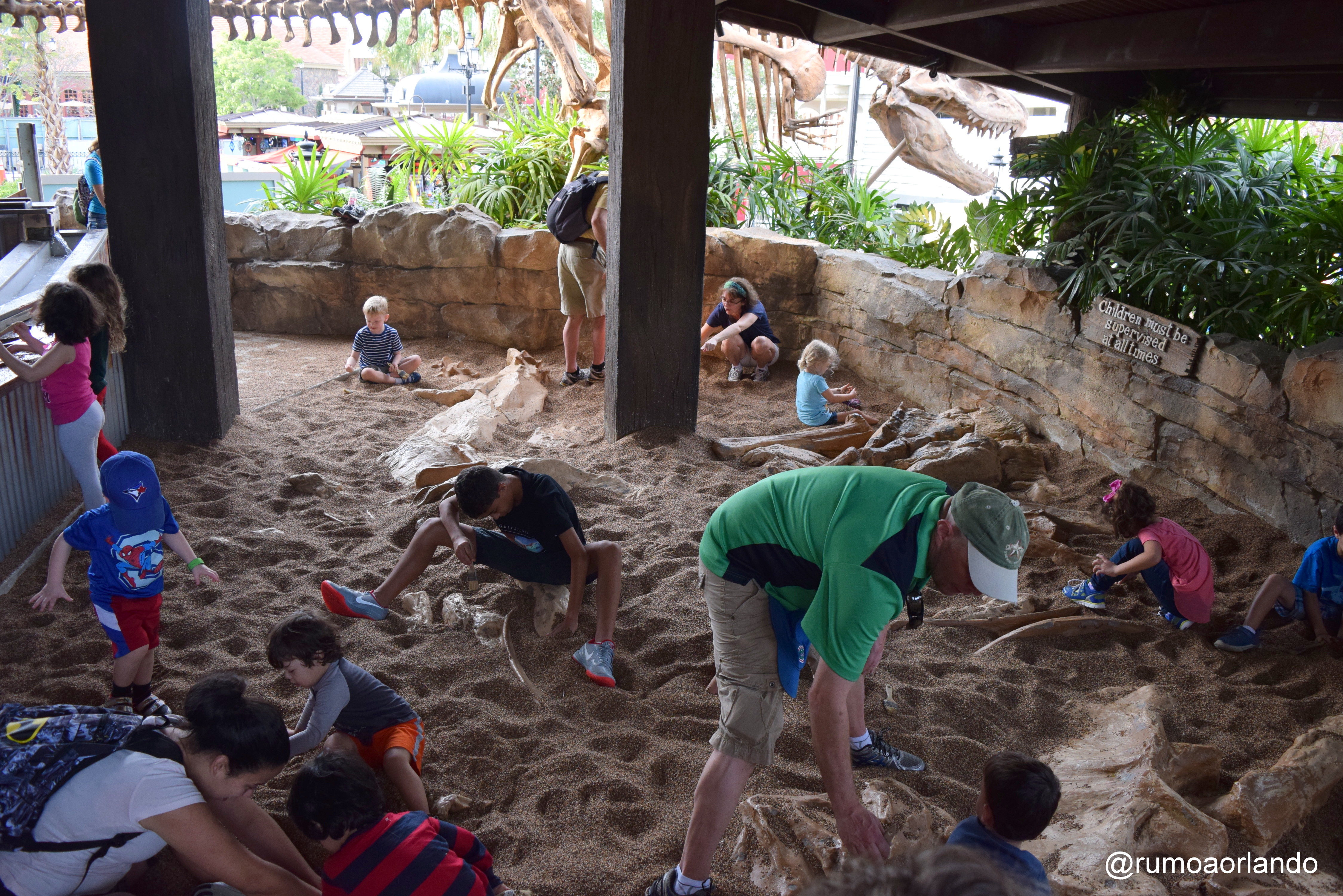 Esta é a área de espera do T-Rex, onde as crianças podem brincar de fazer escavações enquanto a mesa não está liberada. 